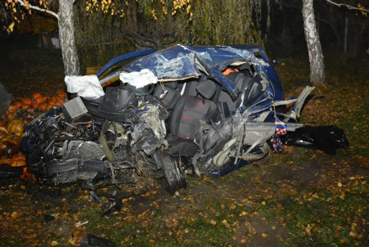 TRAGEDIJA KOD KRIŽEVACA: U stravičnom sudaru auta i kamiona poginuo 20-godi&scaron;nji mladić, auto smrskan do neprepoznatljivosti