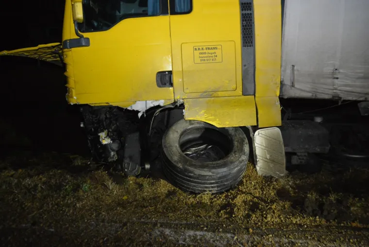 TRAGEDIJA KOD KRIŽEVACA: U stravičnom sudaru auta i kamiona poginuo 20-godi&scaron;nji mladić, auto smrskan do neprepoznatljivosti