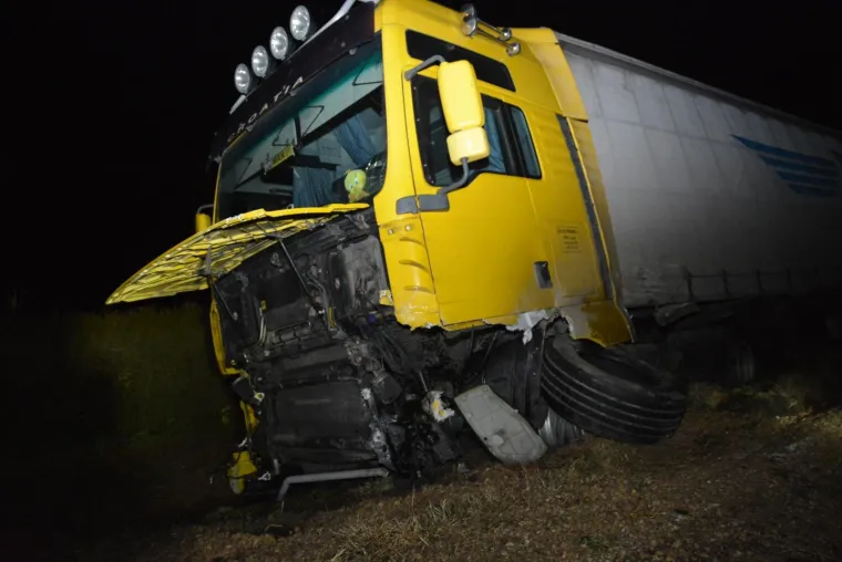 TRAGEDIJA KOD KRIŽEVACA: U stravičnom sudaru auta i kamiona poginuo 20-godi&scaron;nji mladić, auto smrskan do neprepoznatljivosti