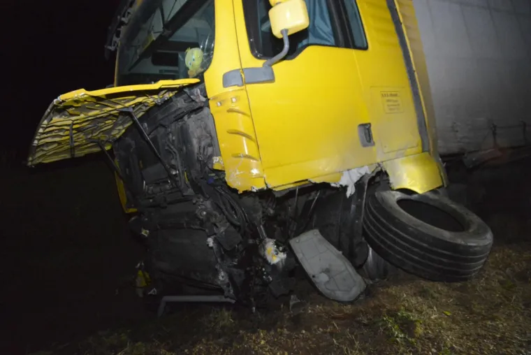 TRAGEDIJA KOD KRIŽEVACA: U stravičnom sudaru auta i kamiona poginuo 20-godi&scaron;nji mladić, auto smrskan do neprepoznatljivosti