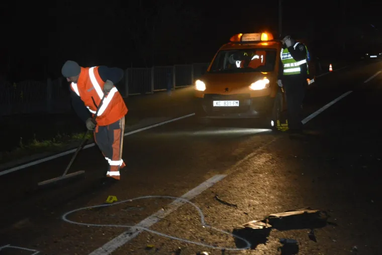 TRAGEDIJA KOD KRIŽEVACA: U stravičnom sudaru auta i kamiona poginuo 20-godi&scaron;nji mladić, auto smrskan do neprepoznatljivosti