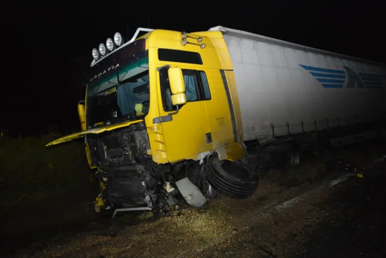 TRAGEDIJA KOD KRIŽEVACA: U stravičnom sudaru auta i kamiona poginuo 20-godi&scaron;nji mladić, auto smrskan do neprepoznatljivosti