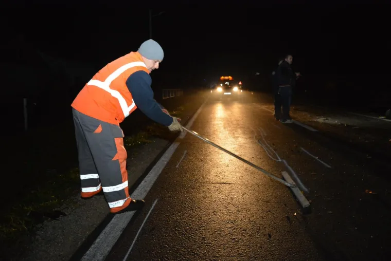 TRAGEDIJA KOD KRIŽEVACA: U stravičnom sudaru auta i kamiona poginuo 20-godi&scaron;nji mladić, auto smrskan do neprepoznatljivosti