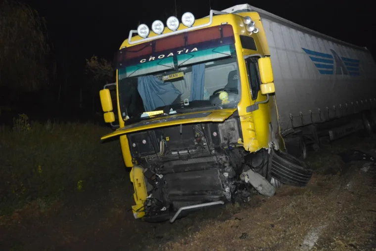 TRAGEDIJA KOD KRIŽEVACA: U stravičnom sudaru auta i kamiona poginuo 20-godi&scaron;nji mladić, auto smrskan do neprepoznatljivosti