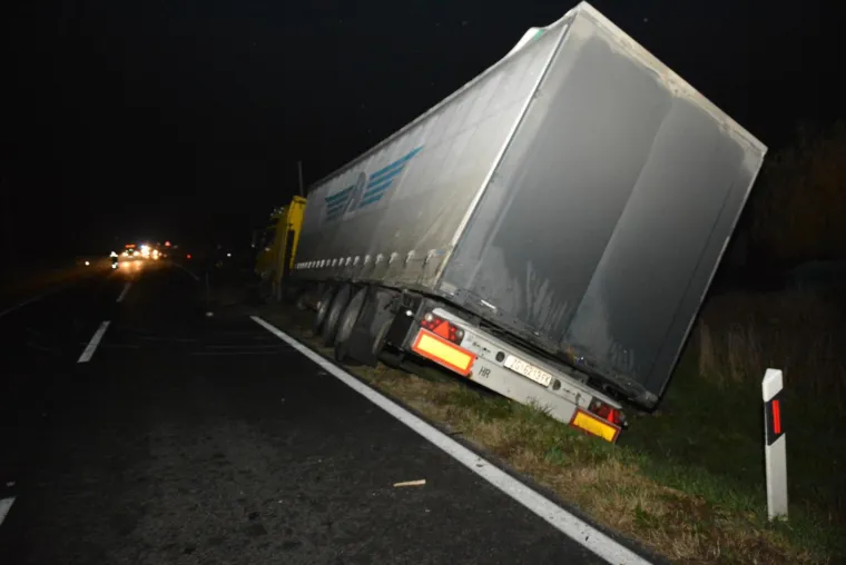 TRAGEDIJA KOD KRIŽEVACA: U stravičnom sudaru auta i kamiona poginuo 20-godi&scaron;nji mladić, auto smrskan do neprepoznatljivosti