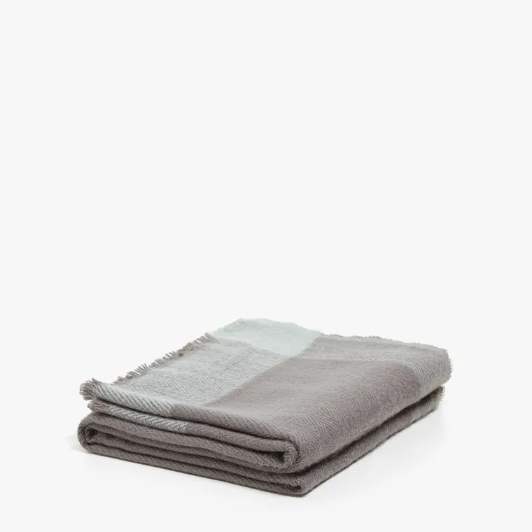 Deka s teksturom riblje kosti, Zara Home, 259,00 kuna