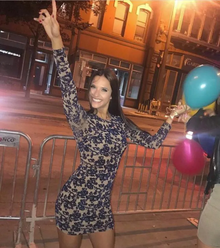 SREDILE SE ZA IZLAZAK, POSTOJI SAMO JEDAN PROBLEM: Kako uopće di&scaron;u u ovako uskim haljinama?!