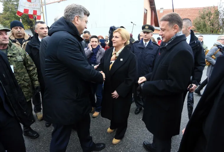 U Vukovaru su se, povodom Dana sjećanja na žrtvu Vukovara susreli predsjednica Kolinda Grabar Kitarović i premijer Andrej Plenković koji su se pozdravili te se izljubili. Ovaj je trenutak iznenadio mnoge  s obzirom na to da je zaiskrilo u njihovim odnosima proteklih nekoliko tjedana.