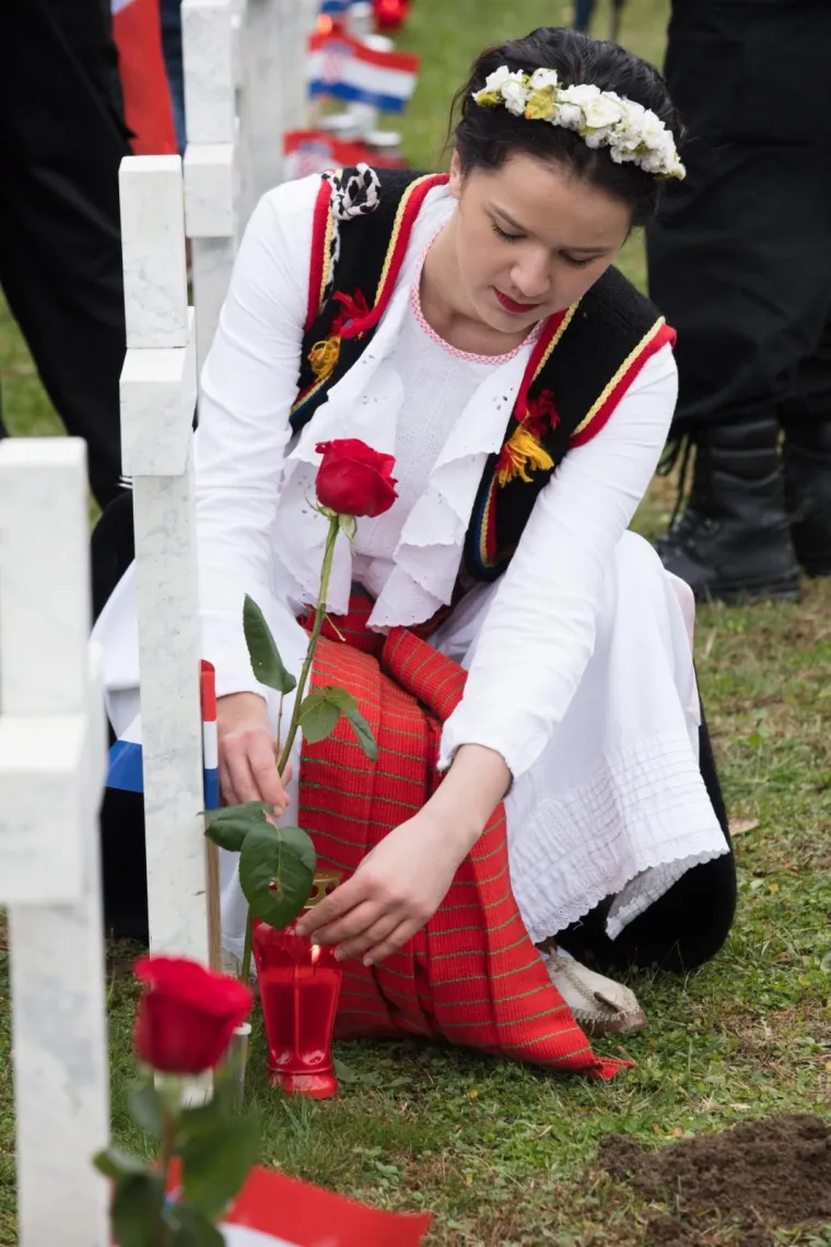 Kolonom sjećanja od vukovarske bolnice do Memorijalnog groblja odaje se počast Gradu heroju, njegovoj žrtvi  i stanovnicima tog grada. Po dolasku kolone na Memorijalno groblje žrtava Domovinskog rata sudionici Križnog puta oti&scaron;li su prema grobnicama poginulih i ubijenih branitelja i civila te položili svijeće i cvijeće. Photo: Dubravka Patric/PIXSELL