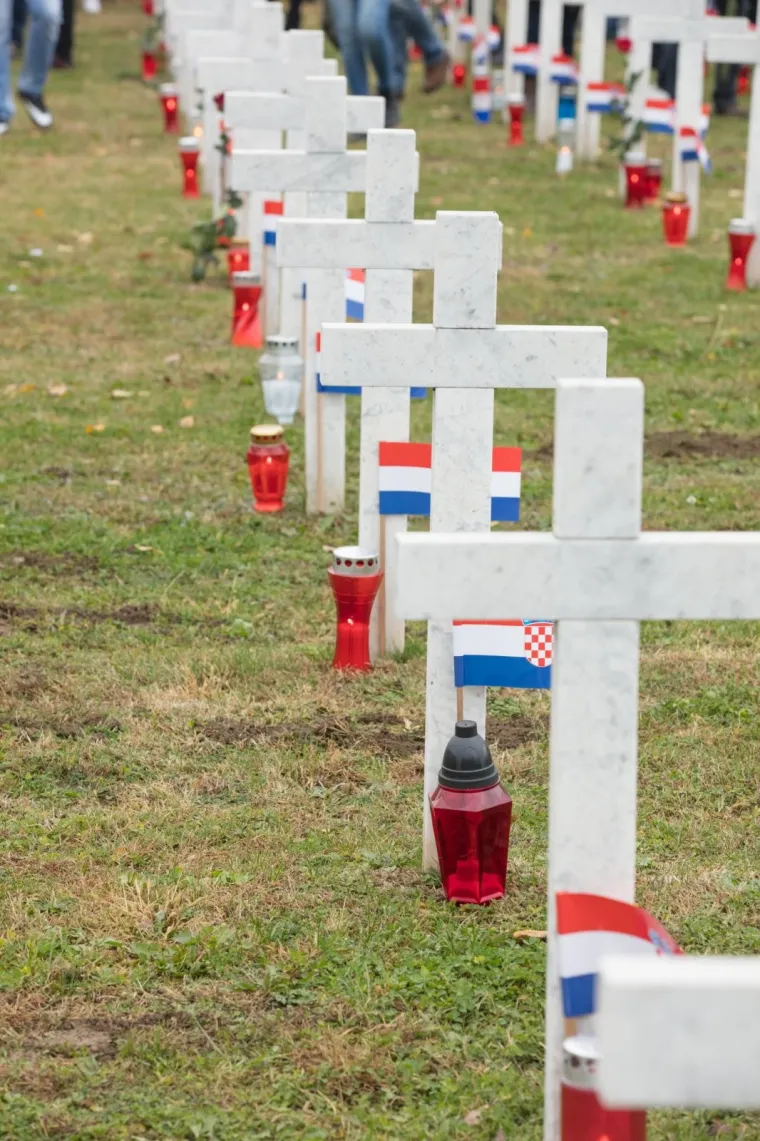 POČASTI ZA GRAD HEROJ: Ruže za poginule branitelje i civile