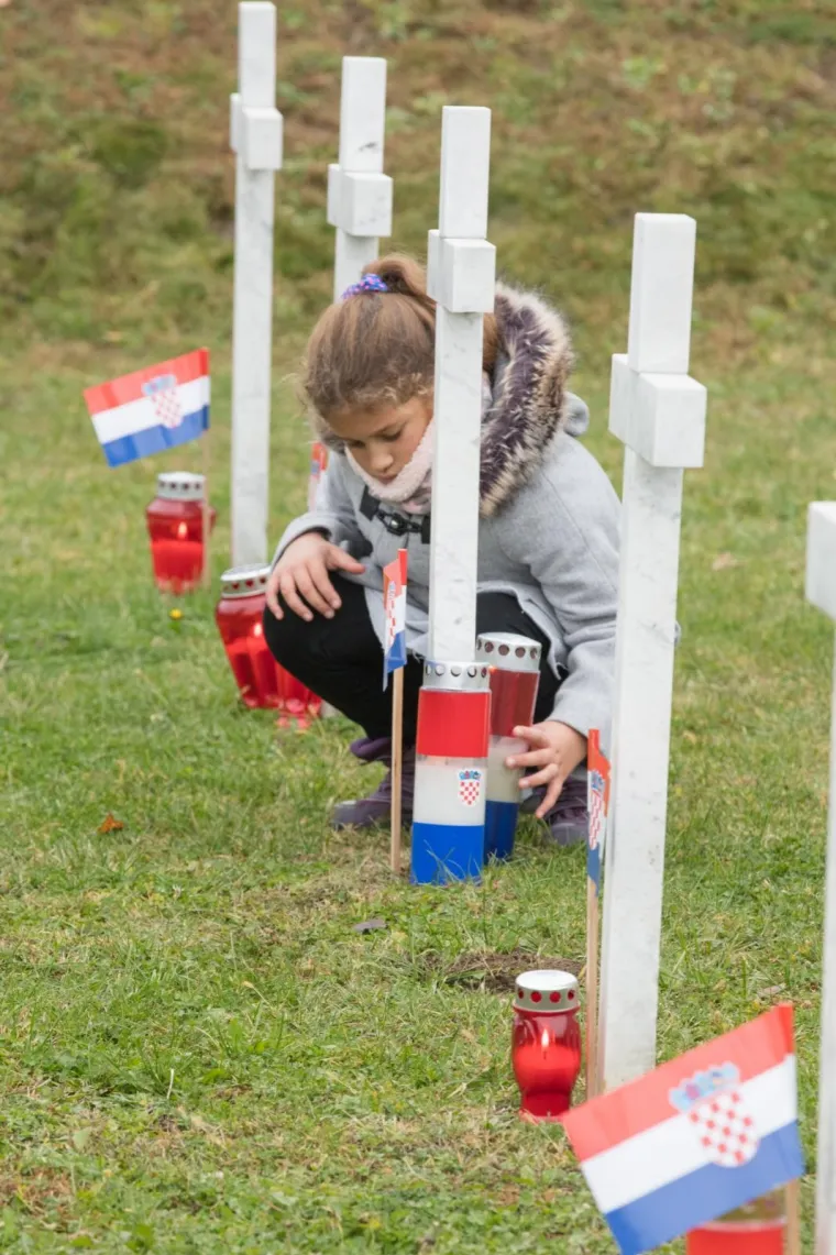 POČASTI ZA GRAD HEROJ: Ruže za poginule branitelje i civile