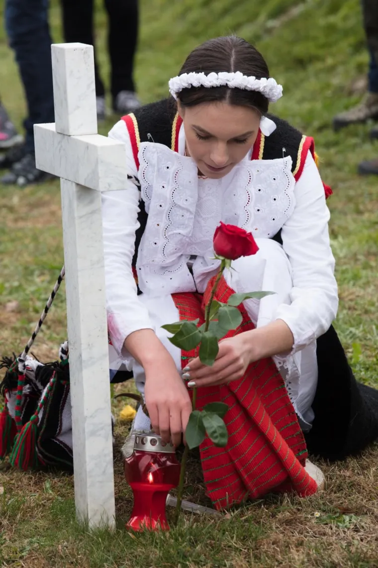 POČASTI ZA GRAD HEROJ: Ruže za poginule branitelje i civile