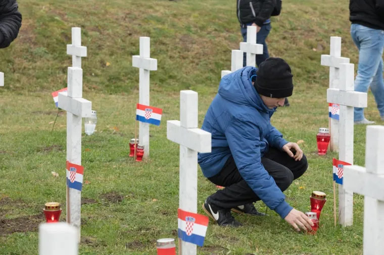 POČASTI ZA GRAD HEROJ: Ruže za poginule branitelje i civile