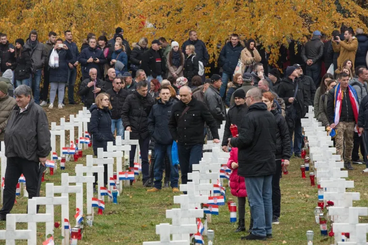 POČASTI ZA GRAD HEROJ: Ruže za poginule branitelje i civile