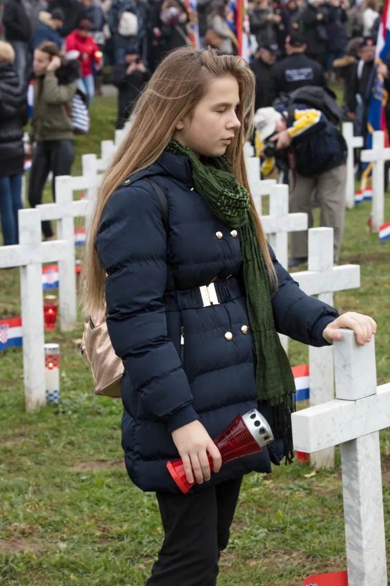 POČASTI ZA GRAD HEROJ: Ruže za poginule branitelje i civile
