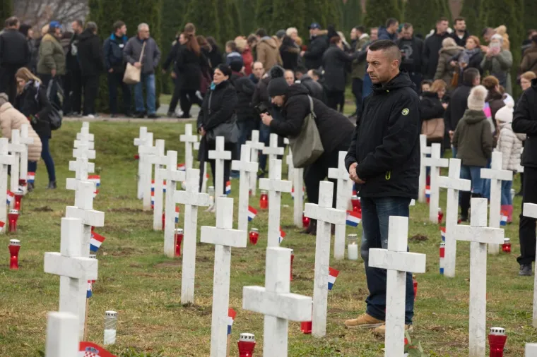 POČASTI ZA GRAD HEROJ: Ruže za poginule branitelje i civile