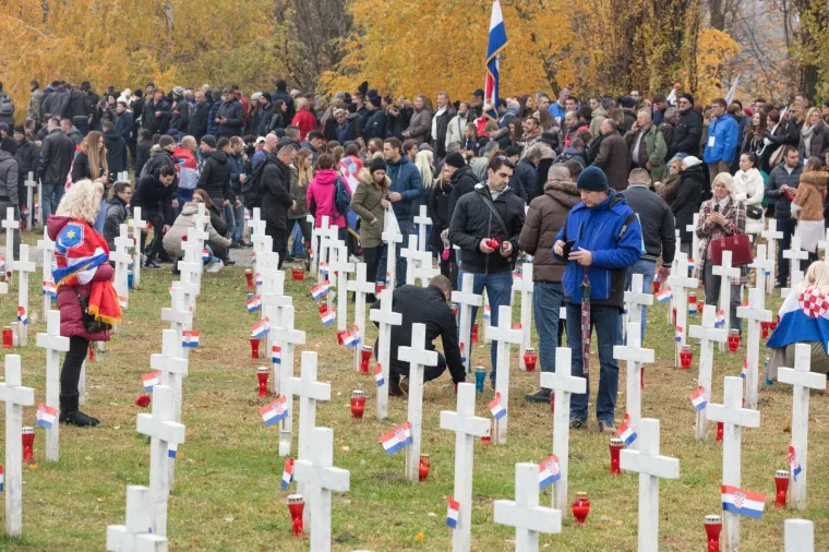 POČASTI ZA GRAD HEROJ: Ruže za poginule branitelje i civile