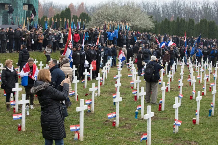 POČASTI ZA GRAD HEROJ: Ruže za poginule branitelje i civile