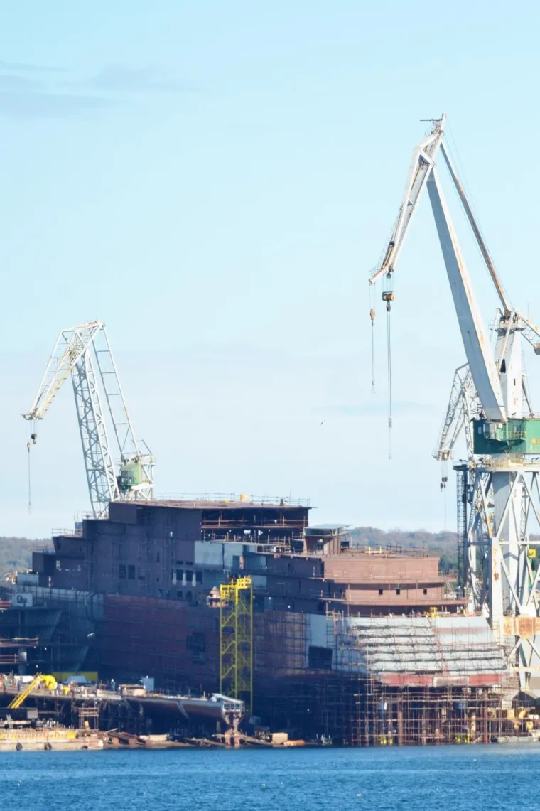 Pula - Na navozu brodogradili&scaron;ta Uljanik gradi se prvi luksuzni kruzer na svijetu, s čak &scaron;est zvjezdica. Vrijedan je oko 200 milijuna eura, a bit će namijenjen plovidbi polarnim područjima. Sve kabine, njih 114, imaju balkon. Ima apartmana i od 100 četvornih metara, a najmanja kabina ima 30 kvadrata. Brod će biti dugačak 160 metara, ali će prevoziti samo 240 putnika, kako bi im se mogli ispuniti svi zahtjevi. Australska tvrtka koja je naručila kruzer u svojoj floti ih ima 20-ak, ali  samo za plovidbu rijekama. Ovo im je prvi kruzer za plovidbu polarnim područjima i prvi na svijetu tako visoke ICE-klase.