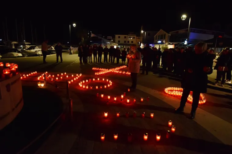 VODICE ODALE POČAST VUKOVARU: Molitva i svijeće za one koji su ostavili živote u ranjenom gradu