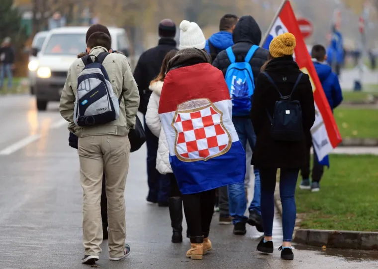 SJEĆANJE NA ŽRTVE PALOG GRADA: Ulice kojima se slijevela krv 26 godina poslije pune su tuge, sjete i suza
