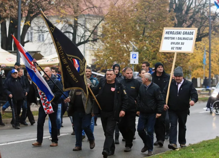 SJEĆANJE NA ŽRTVE PALOG GRADA: Ulice kojima se slijevela krv 26 godina poslije pune su tuge, sjete i suza