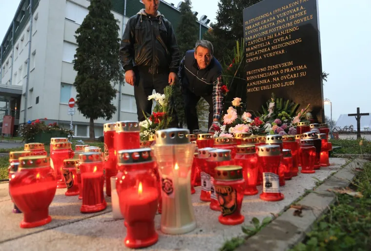 SJEĆANJE NA ŽRTVE PALOG GRADA: Ulice kojima se slijevela krv 26 godina poslije pune su tuge, sjete i suza