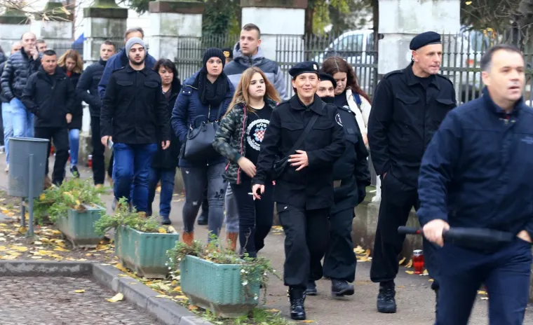 SJEĆANJE NA ŽRTVE PALOG GRADA: Ulice kojima se slijevela krv 26 godina poslije pune su tuge, sjete i suza