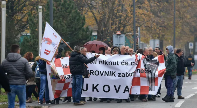SJEĆANJE NA ŽRTVE PALOG GRADA: Ulice kojima se slijevela krv 26 godina poslije pune su tuge, sjete i suza