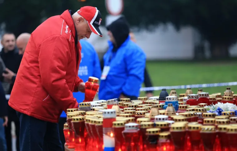 Dan sjećanja na žrtvu Vukovara započeo je okupljanjem sudionika Kolone sjećanja u krugu  vukovarske bolnice.