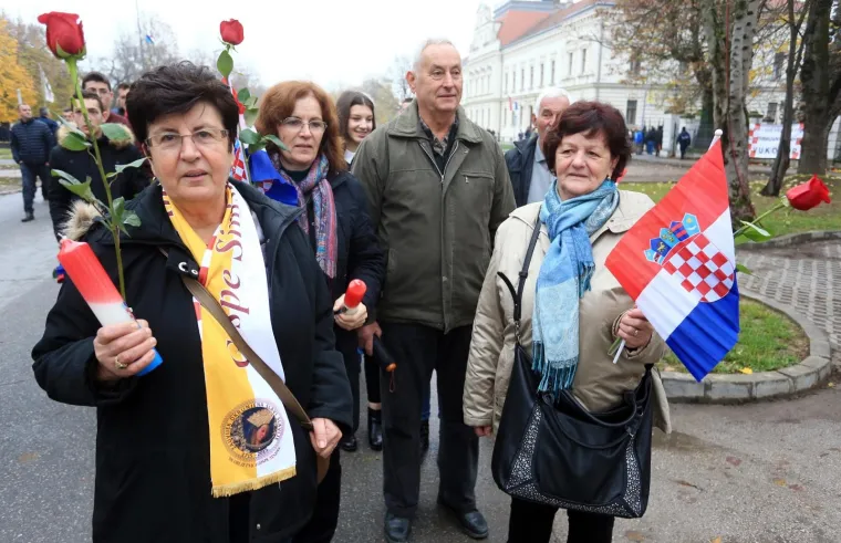SJEĆANJE NA ŽRTVE PALOG GRADA: Ulice kojima se slijevela krv 26 godina poslije pune su tuge, sjete i suza