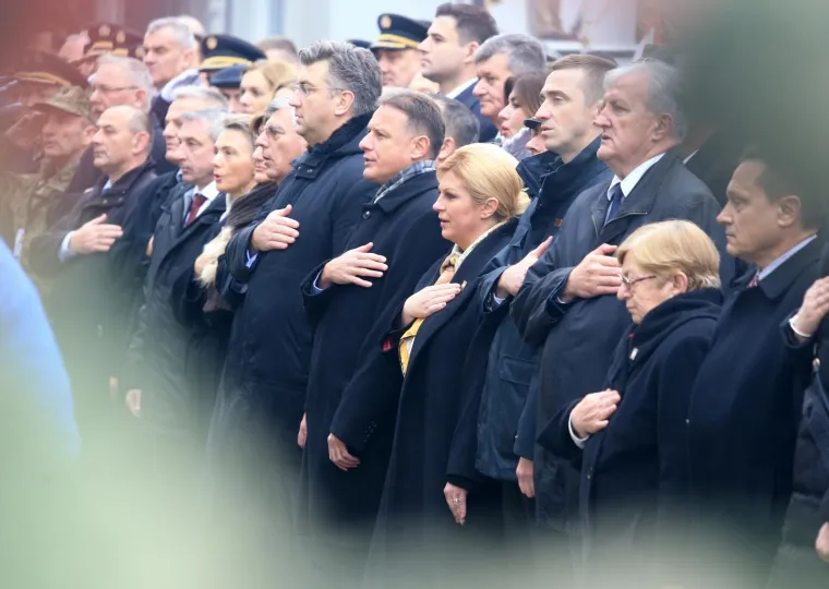 SJEĆANJE NA ŽRTVE PALOG GRADA: Ulice kojima se slijevela krv 26 godina poslije pune su tuge, sjete i suza