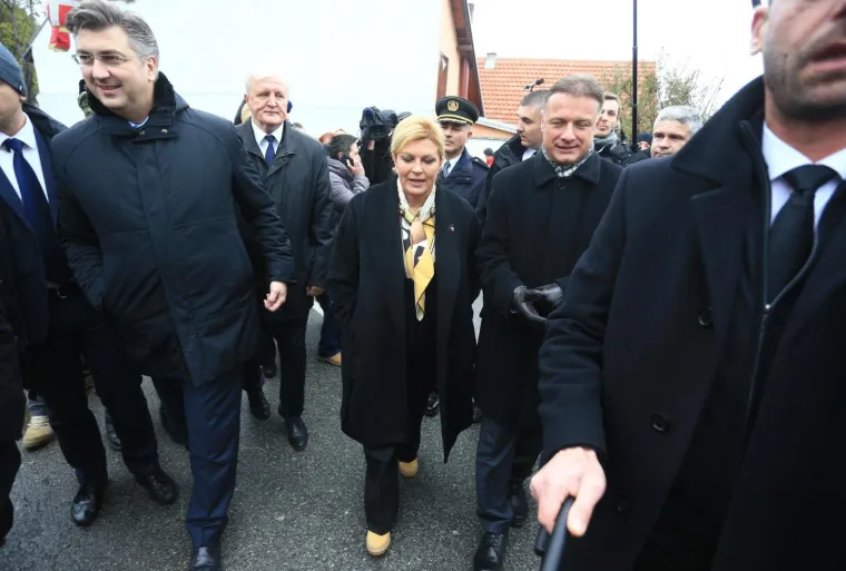 Predsjednica Republike Hrvatske Kolinda Grabar Kitarović nazočila je u Vukovaru obilježavanju 26. obljetnice stradanja tijekom velikosrpske agresije u Domovinskom ratu i Dana sjećanja na žrtve Vukovara 1991., a jednim je odjevnim predmetom poslala snažnu poruku.