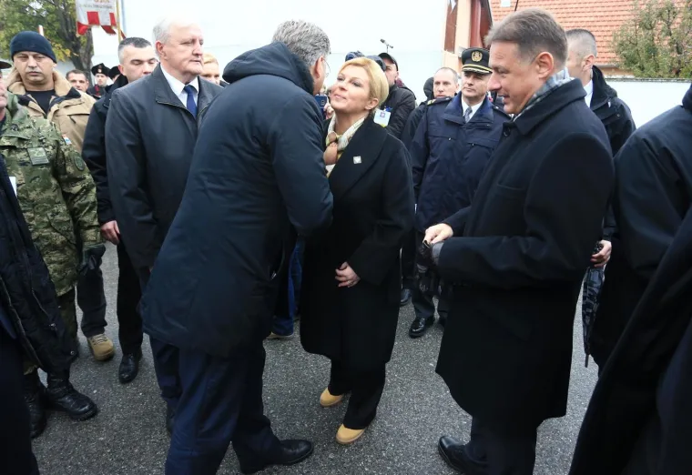 'Osim što smo dužni izraziti pijetet, dužni smo prije svega osigurati budućnost Vukovarcima, da Vukovar ostane ovdje i da ljudi ostanu u Vukovaru', kazala je Grabar Kitarović.