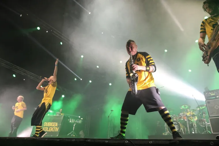 Sinoć je Dubioza kolektiv zapalila Arenu Zagreb.