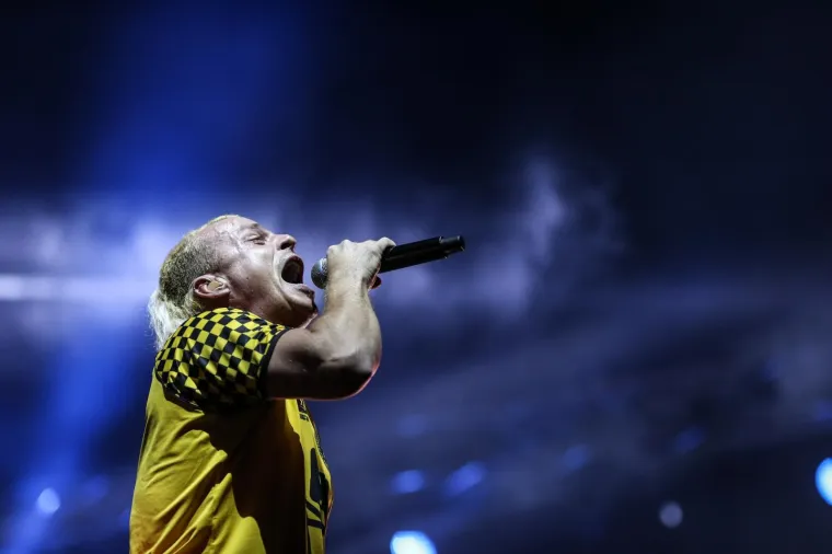 Na koncertu koji se trebao održati u Domu sportova bile su tisuće fanova.