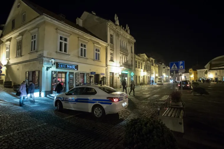 U Samoboru se oko 18 sati dogodila te&scaron;ka prometna nesreća na Trgu kralja Tomislava u kojoj je osobni automobil kojim je upravljala 73-godi&scaron;nja vozačica naletio na majku s dvoje djece. Jedno je dijete preminulo u bolnici. Očevici kažu da se udarac čuo preko cijelog trga kao i krici majke koja se nadvila nad dječakom.