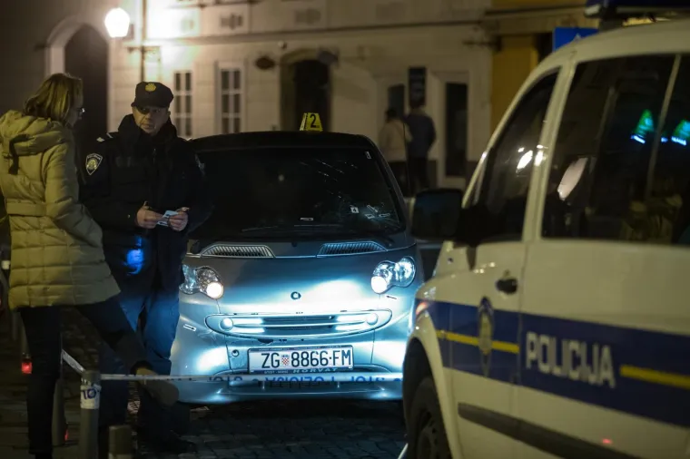 U Samoboru se oko 18 sati dogodila te&scaron;ka prometna nesreća na Trgu kralja Tomislava u kojoj je osobni automobil kojim je upravljala 73-godi&scaron;nja vozačica naletio na majku s dvoje djece. Jedno je dijete preminulo u bolnici. Očevici kažu da se udarac čuo preko cijelog trga kao i krici majke koja se nadvila nad dječakom.