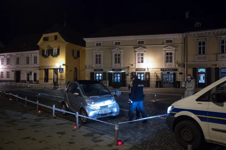 U Samoboru se oko 18 sati dogodila te&scaron;ka prometna nesreća na Trgu kralja Tomislava u kojoj je osobni automobil kojim je upravljala 73-godi&scaron;nja vozačica naletio na majku s dvoje djece. Jedno je dijete preminulo u bolnici. Očevici kažu da se udarac čuo preko cijelog trga kao i krici majke koja se nadvila nad dječakom.