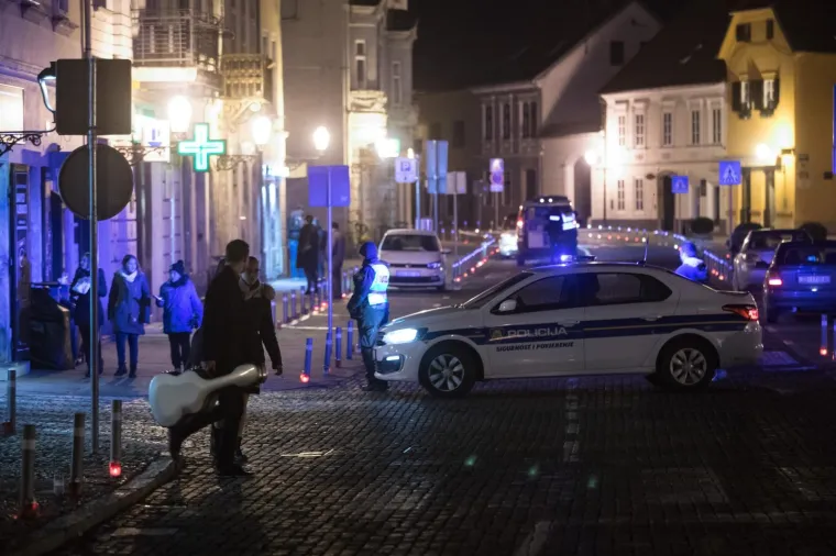 U Samoboru se oko 18 sati dogodila te&scaron;ka prometna nesreća na Trgu kralja Tomislava u kojoj je osobni automobil kojim je upravljala 73-godi&scaron;nja vozačica naletio na majku s dvoje djece. Jedno je dijete preminulo u bolnici. Očevici kažu da se udarac čuo preko cijelog trga kao i krici majke koja se nadvila nad dječakom.