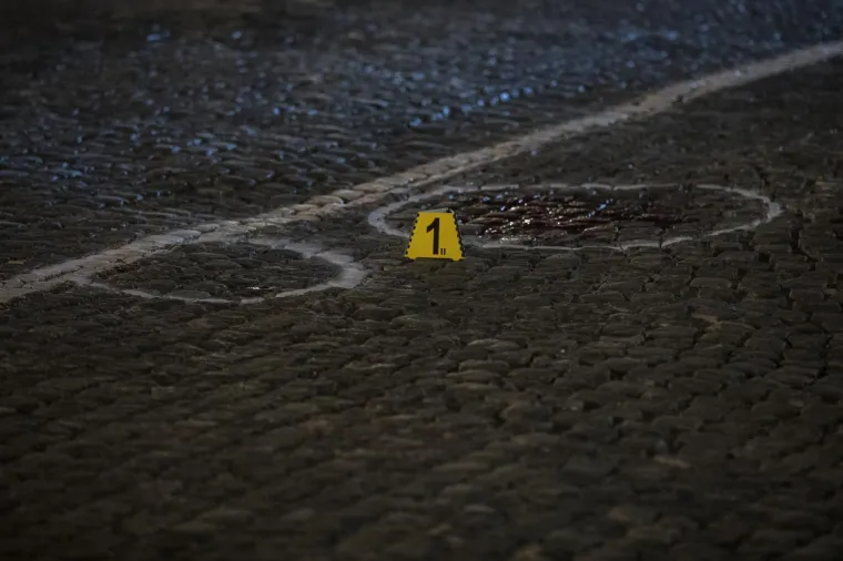 U Samoboru se oko 18 sati dogodila te&scaron;ka prometna nesreća na Trgu kralja Tomislava u kojoj je osobni automobil kojim je upravljala 73-godi&scaron;nja vozačica naletio na majku s dvoje djece. Jedno je dijete preminulo u bolnici. Očevici kažu da se udarac čuo preko cijelog trga kao i krici majke koja se nadvila nad dječakom.