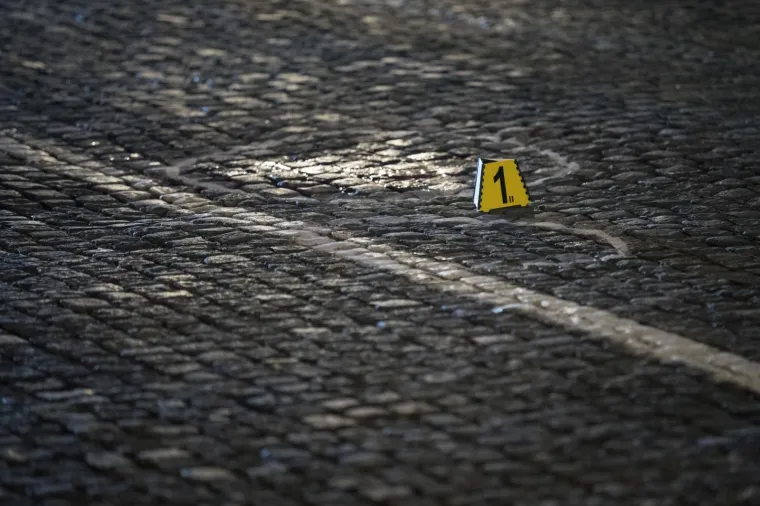 U Samoboru se oko 18 sati dogodila te&scaron;ka prometna nesreća na Trgu kralja Tomislava u kojoj je osobni automobil kojim je upravljala 73-godi&scaron;nja vozačica naletio na majku s dvoje djece. Jedno je dijete preminulo u bolnici. Očevici kažu da se udarac čuo preko cijelog trga kao i krici majke koja se nadvila nad dječakom.