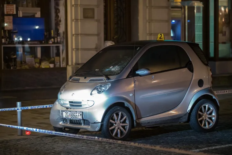 U Samoboru se oko 18 sati dogodila te&scaron;ka prometna nesreća na Trgu kralja Tomislava u kojoj je osobni automobil kojim je upravljala 73-godi&scaron;nja vozačica naletio na majku s dvoje djece. Jedno je dijete preminulo u bolnici. Očevici kažu da se udarac čuo preko cijelog trga kao i krici majke koja se nadvila nad dječakom.