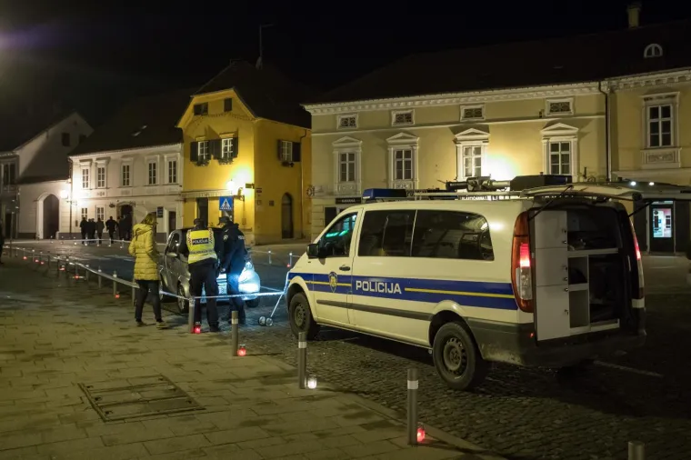 U Samoboru se oko 18 sati dogodila te&scaron;ka prometna nesreća na Trgu kralja Tomislava u kojoj je osobni automobil kojim je upravljala 73-godi&scaron;nja vozačica naletio na majku s dvoje djece. Jedno je dijete preminulo u bolnici. Očevici kažu da se udarac čuo preko cijelog trga kao i krici majke koja se nadvila nad dječakom.