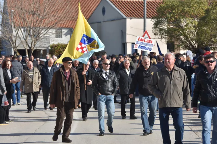KOLONA SJEĆANJA U &Scaron;KABRNJI: Obilježeno 26. godina stradavanja hrvatskih branitelja i civila