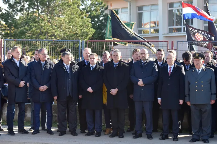 KOLONA SJEĆANJA U &Scaron;KABRNJI: Obilježeno 26. godina stradavanja hrvatskih branitelja i civila
