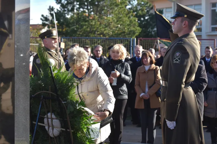 KOLONA SJEĆANJA U &Scaron;KABRNJI: Obilježeno 26. godina stradavanja hrvatskih branitelja i civila