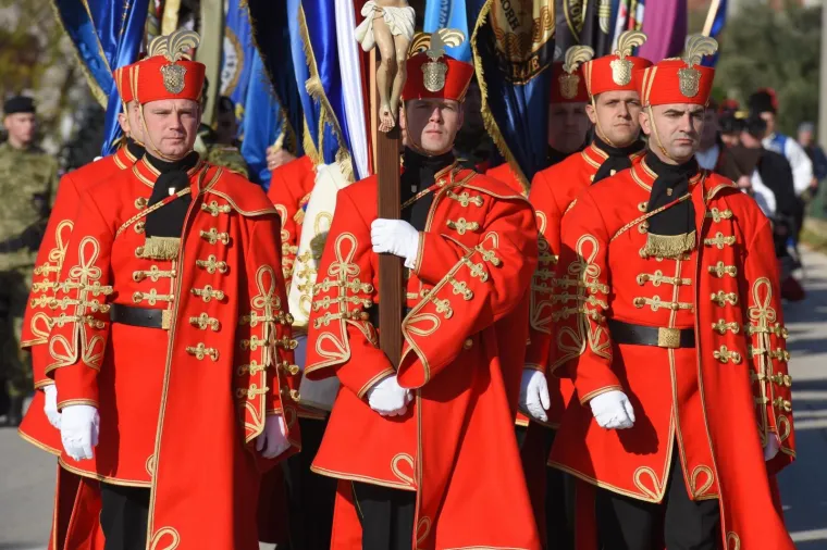 KOLONA SJEĆANJA U &Scaron;KABRNJI: Obilježeno 26. godina stradavanja hrvatskih branitelja i civila