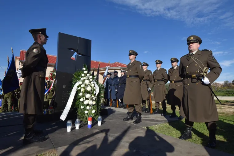 KOLONA SJEĆANJA U &Scaron;KABRNJI: Obilježeno 26. godina stradavanja hrvatskih branitelja i civila