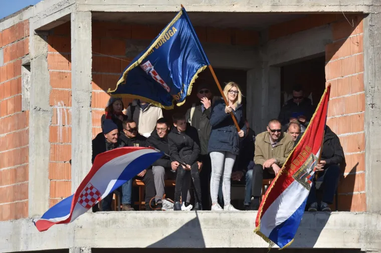 KOLONA SJEĆANJA U &Scaron;KABRNJI: Obilježeno 26. godina stradavanja hrvatskih branitelja i civila